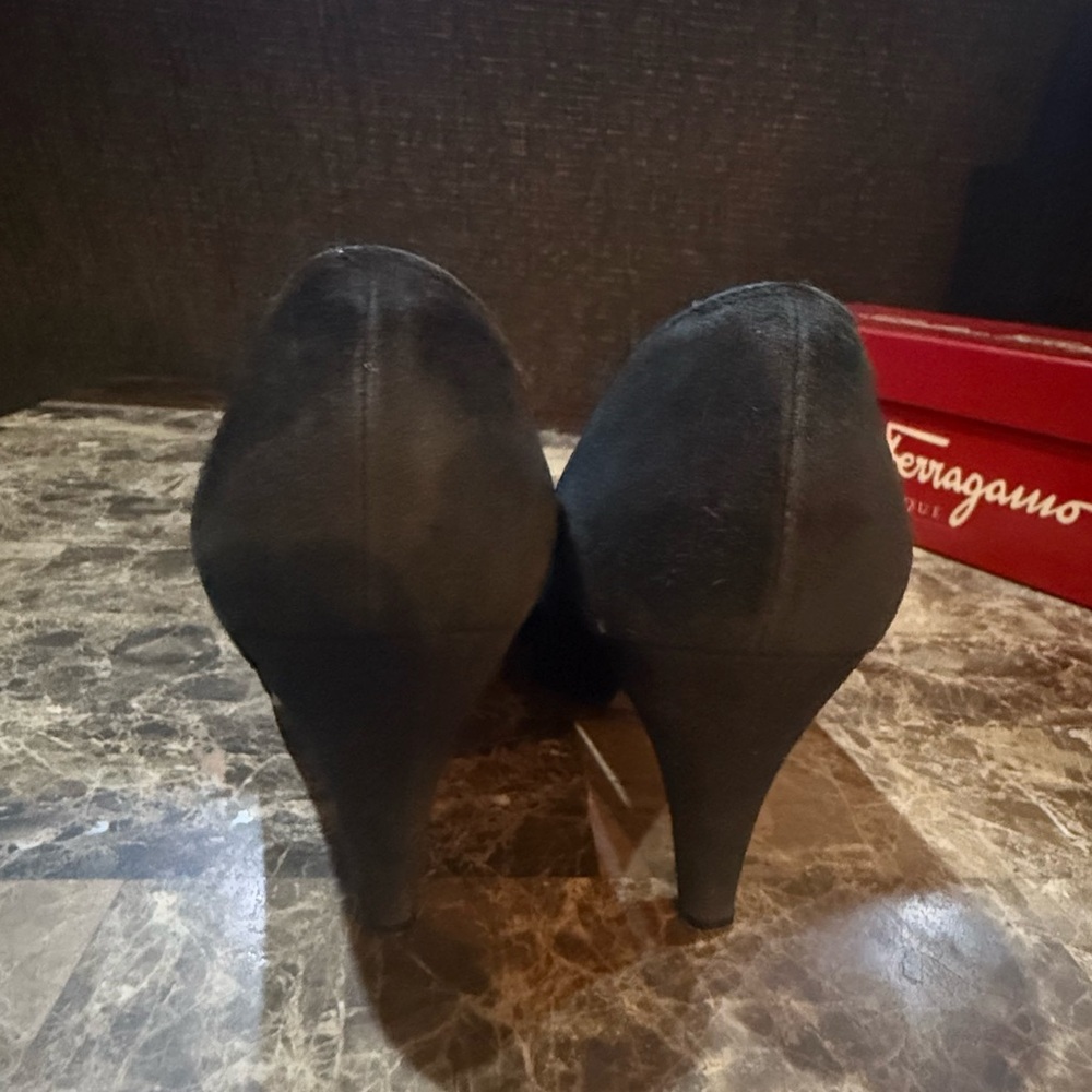 Vintage Salvatore Ferragamo. Black Suede Heels. Size 5.5. - Picture 8 of 14